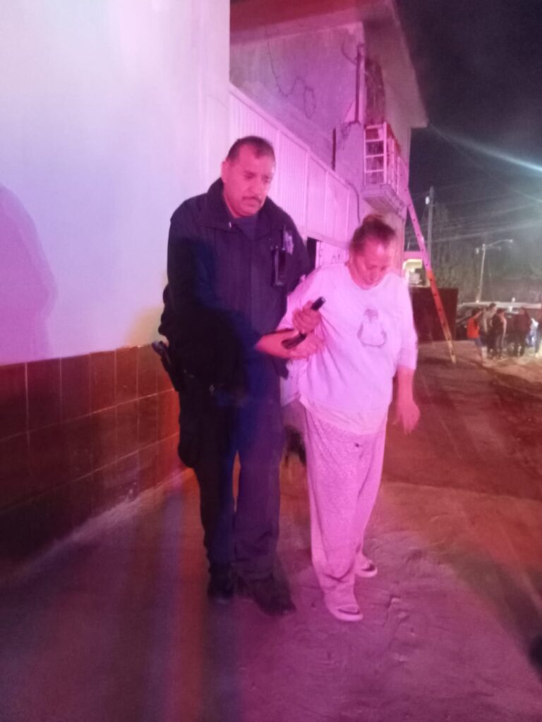 Policía Municipal apoya a mujer tras incendio en su casa