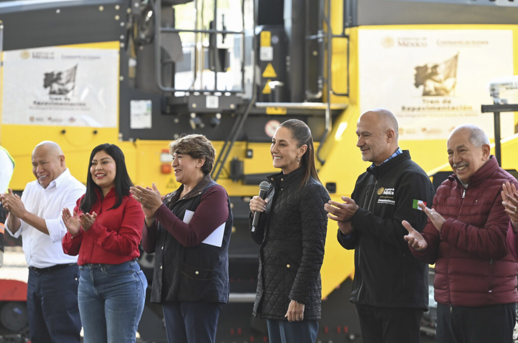 Sheinbaum entrega trenes de repavimentación a municipios del Oriente del Edomex