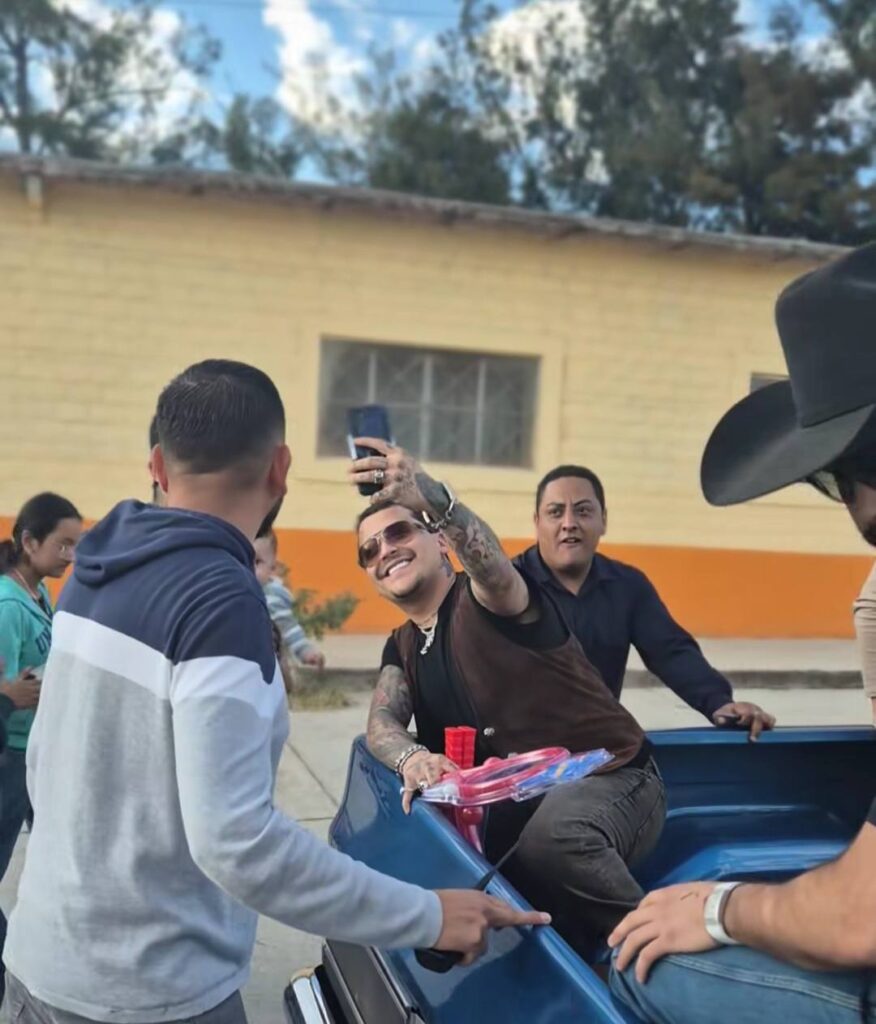 Gesto navideño de la familia Aguilar y Nodal es criticado