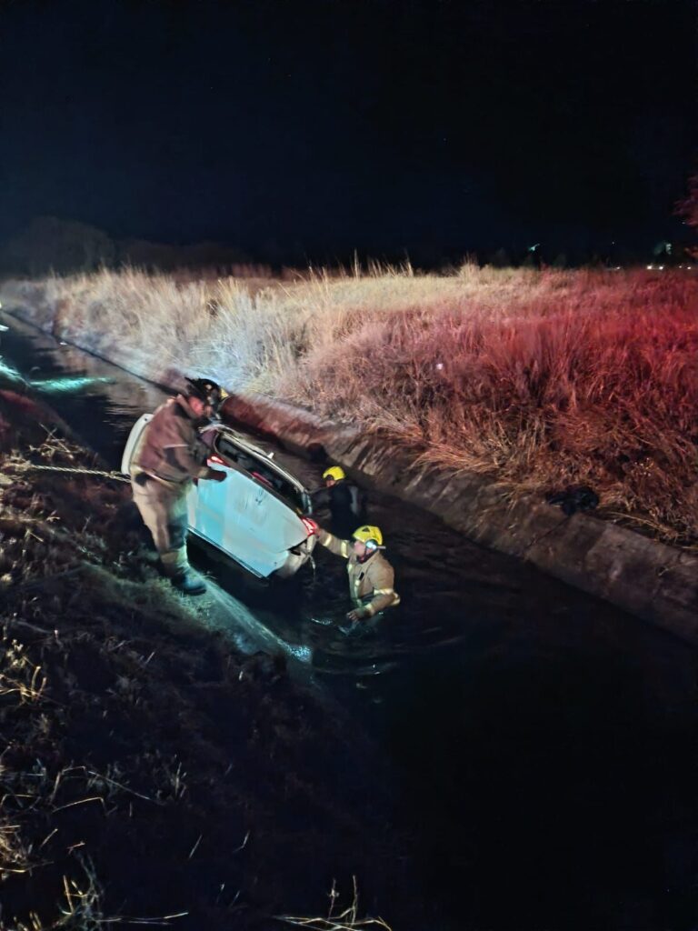 Conductor de auto perdió la vida al volcar y caer a canal
