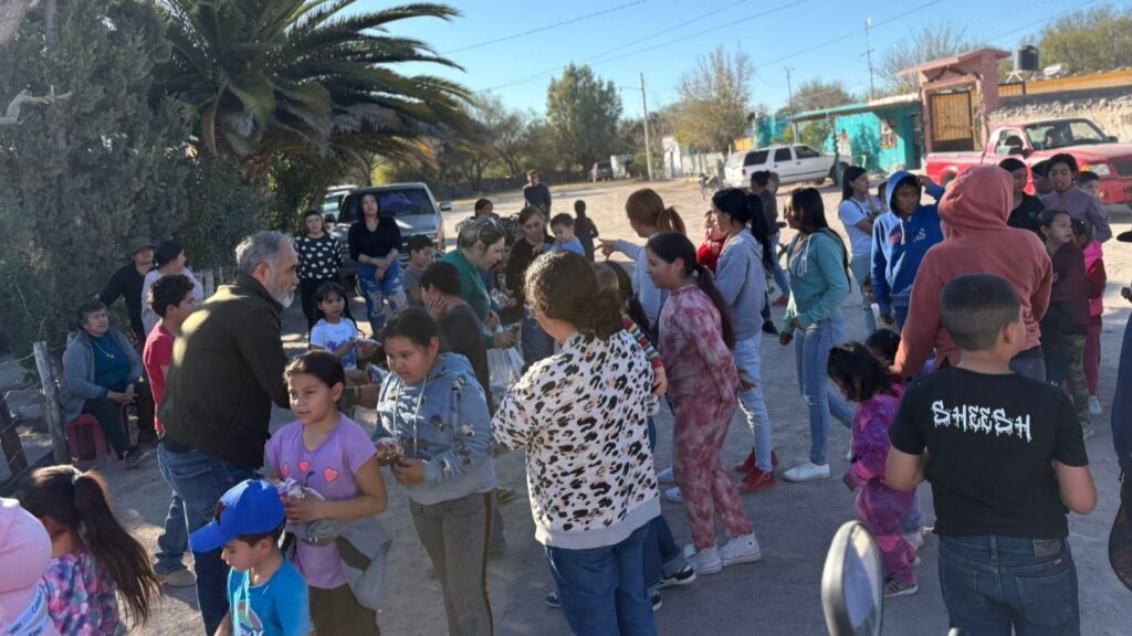 Hacen entrega de aguinaldos en comunidades de Poanas
