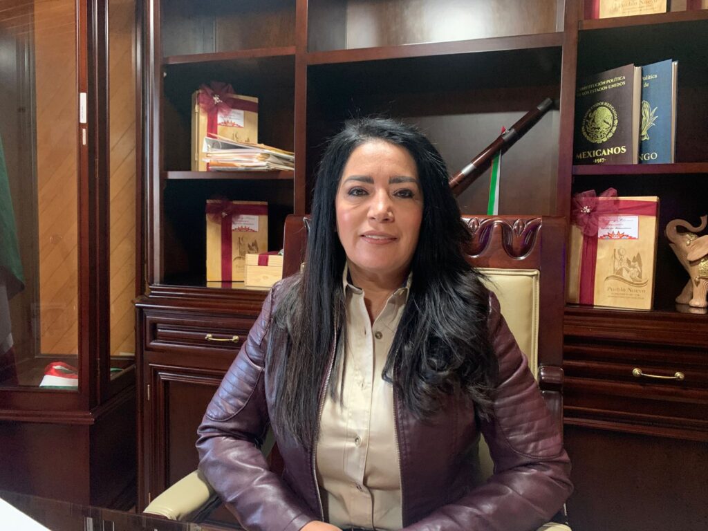 Realizan conversatorio sobre libro diario de una transición histórica