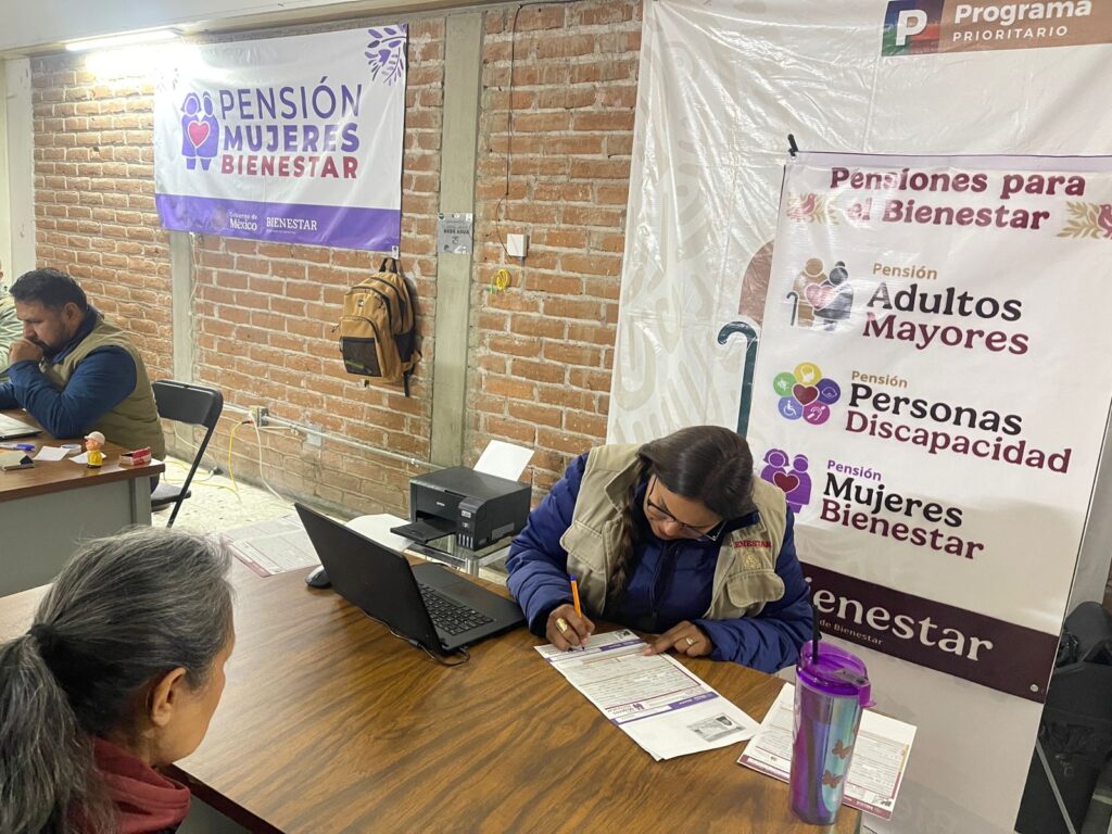 Entregan tarjetas del Bienestar a adultos mayores inscritos en agosto de 2025
