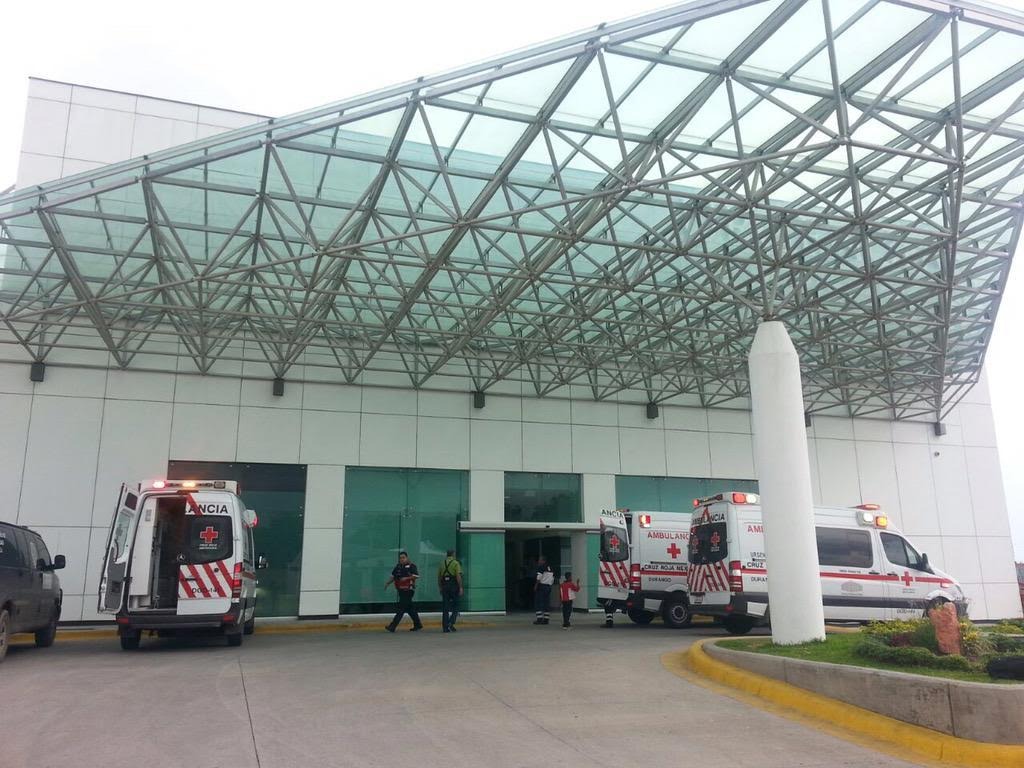 Hospitalizan a desconocido tras de accidentarse en moto