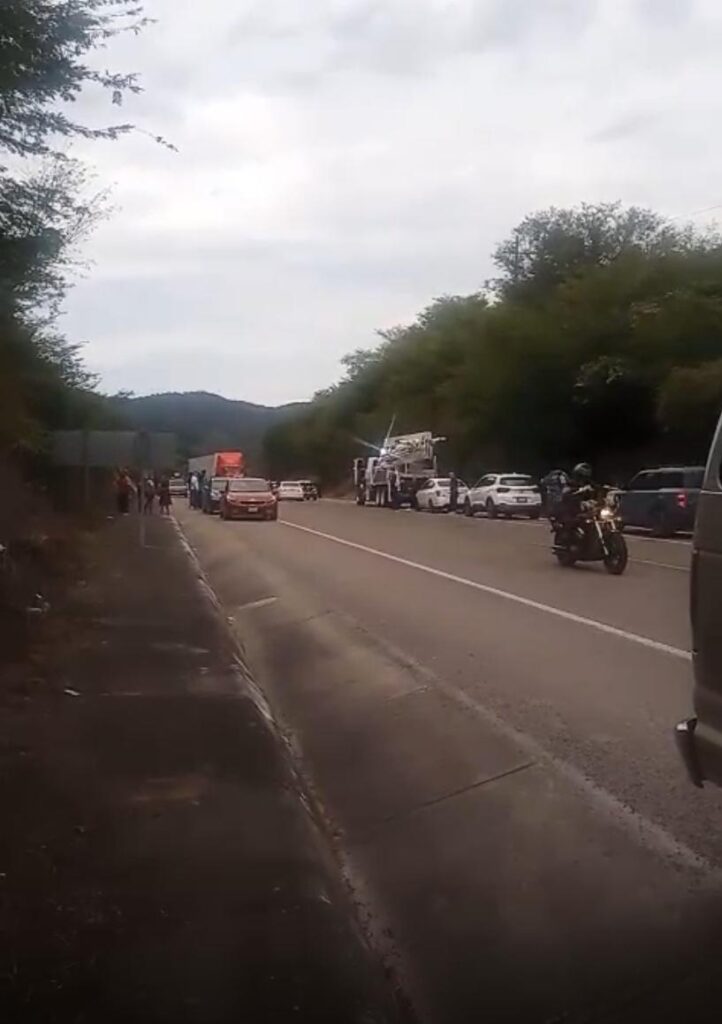 Enfrentamiento en la Supercarretera a Mazatlán, del lado de Sinaloa (videos)