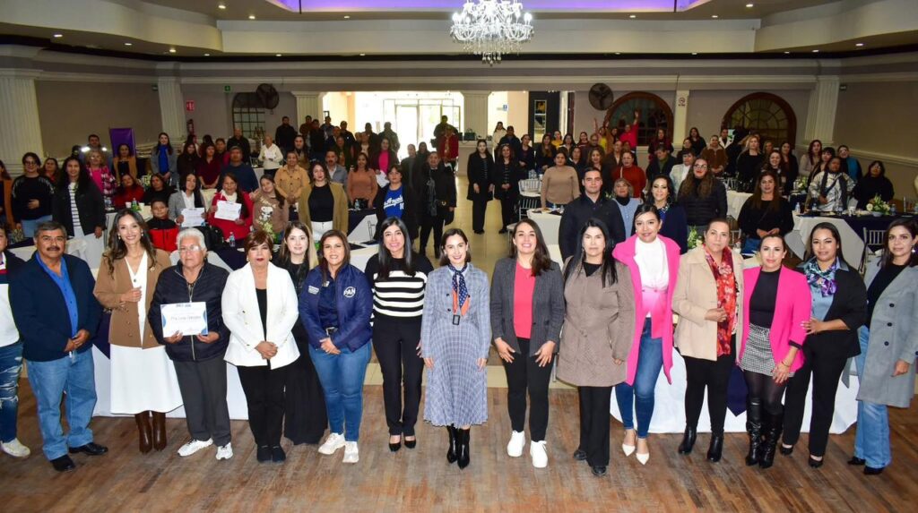 PAN impulsa el empoderamiento femenino con ciclo de conferencias en Santiago