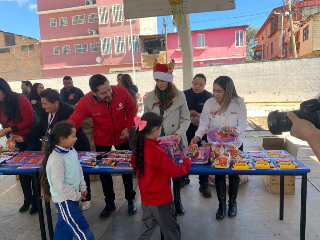 Inicia entrega de juguetes y aguinaldos en educación básica