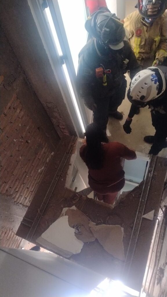 Atrapadas cinco mujeres en elevador de la Facultad de Psicología