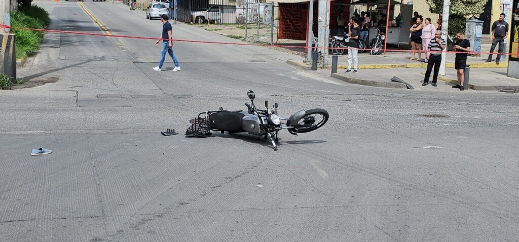 Tráiler choca a dos mujeres en moto y una muere