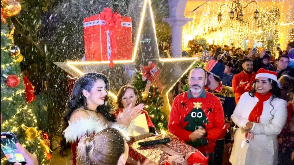 Se lleva a cabo el tradicional Desfile Navideño 2025 en Santiago Papasquiaro