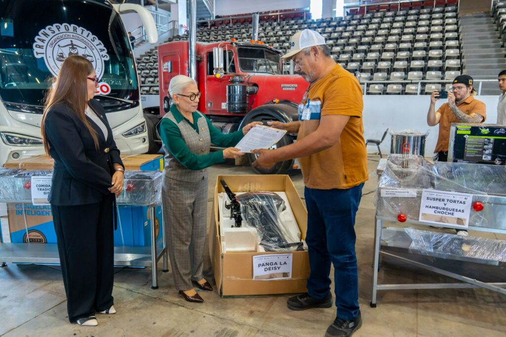 Entrega Beatriz Estrada apoyos laborales que fortalecen el ingreso de cientos de familias
