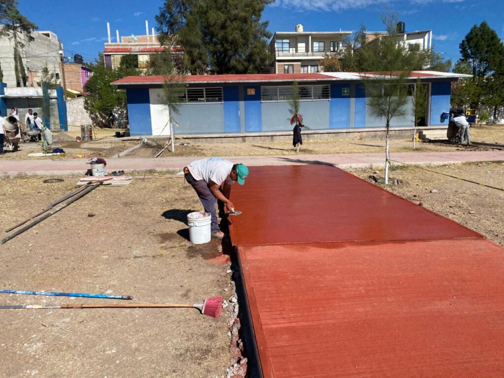 Se avanza mejoras escolares en Santiago con obras de inmediato