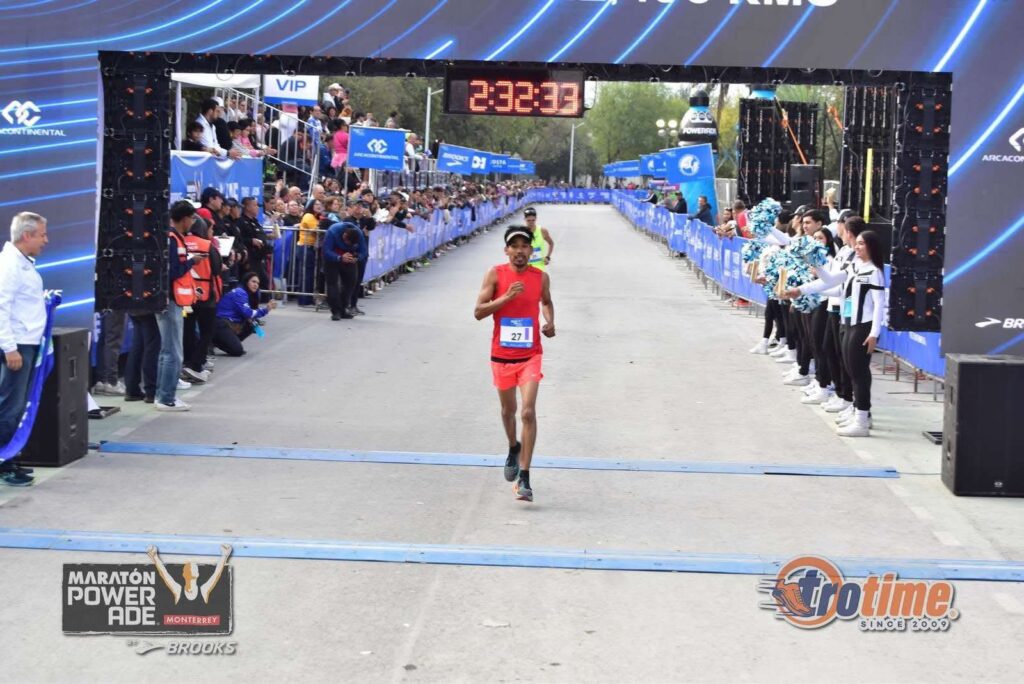¡Leandro Minora, de Tepehuanes 1er. Lugar! En Maratón de Monterrey 2025
