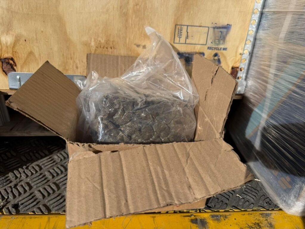 Encuentran droga en vehículo de paquetería
