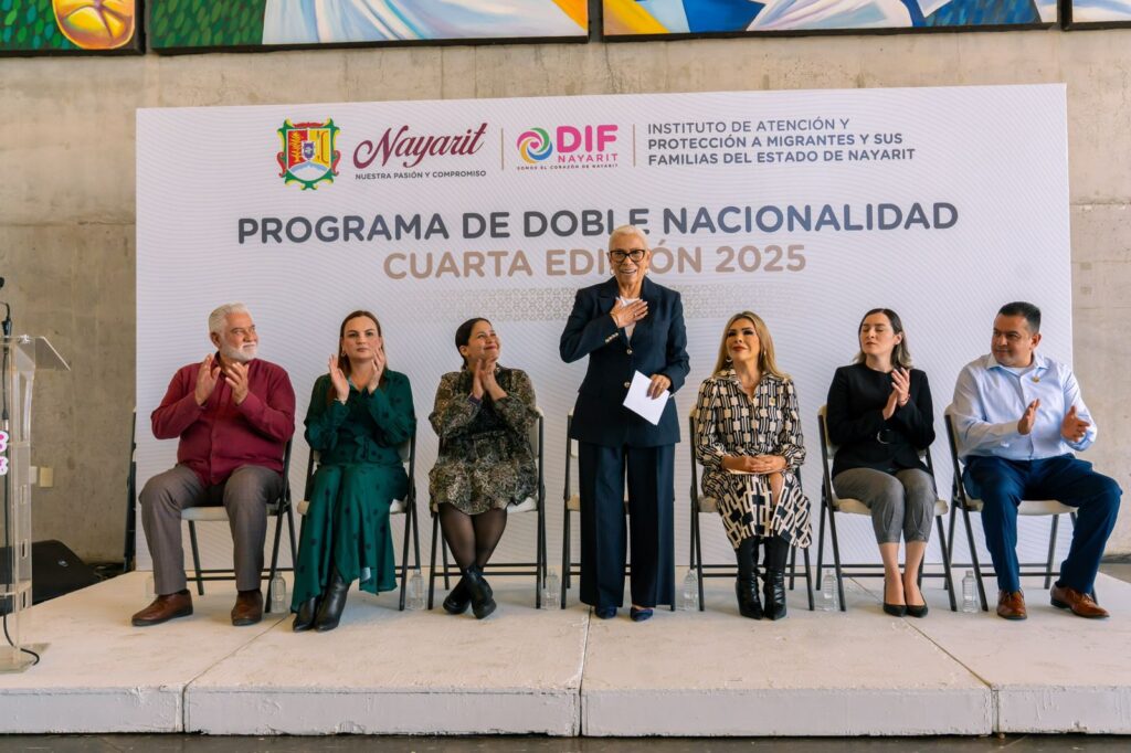 Garantiza Beatriz Estrada el derecho a la identidad con entrega de actas de doble nacionalidad