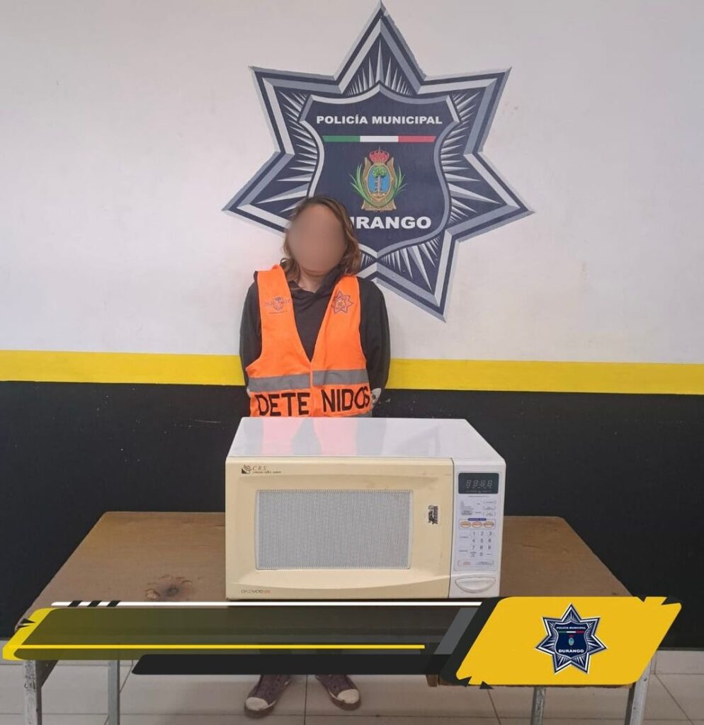 Policías detienen a mujer por robar un horno de Microondas