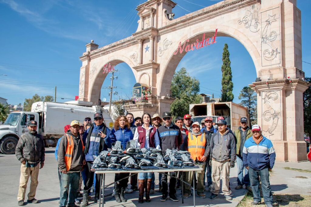 ¡Llegaron los regalos de Navidad! Aumento de sueldo y equipo a trabajadores del servicio de limpia en Santiago