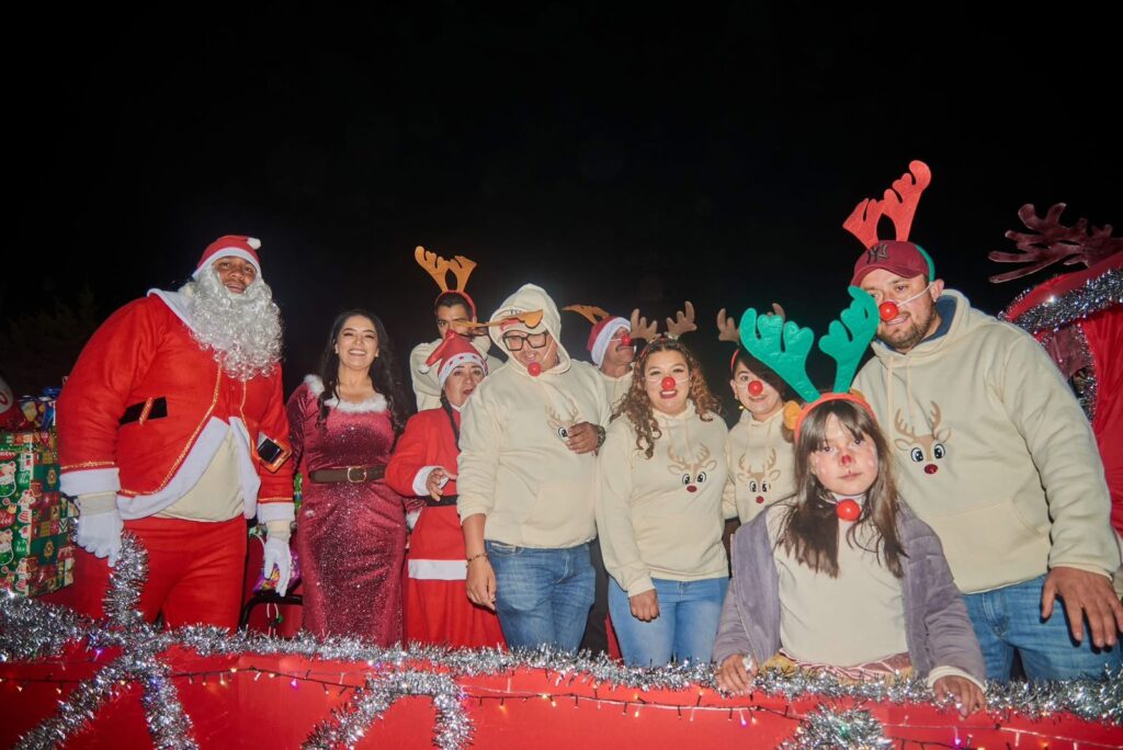 Se lleva a cabo el desfile navideño organizado por la actual administración municipal