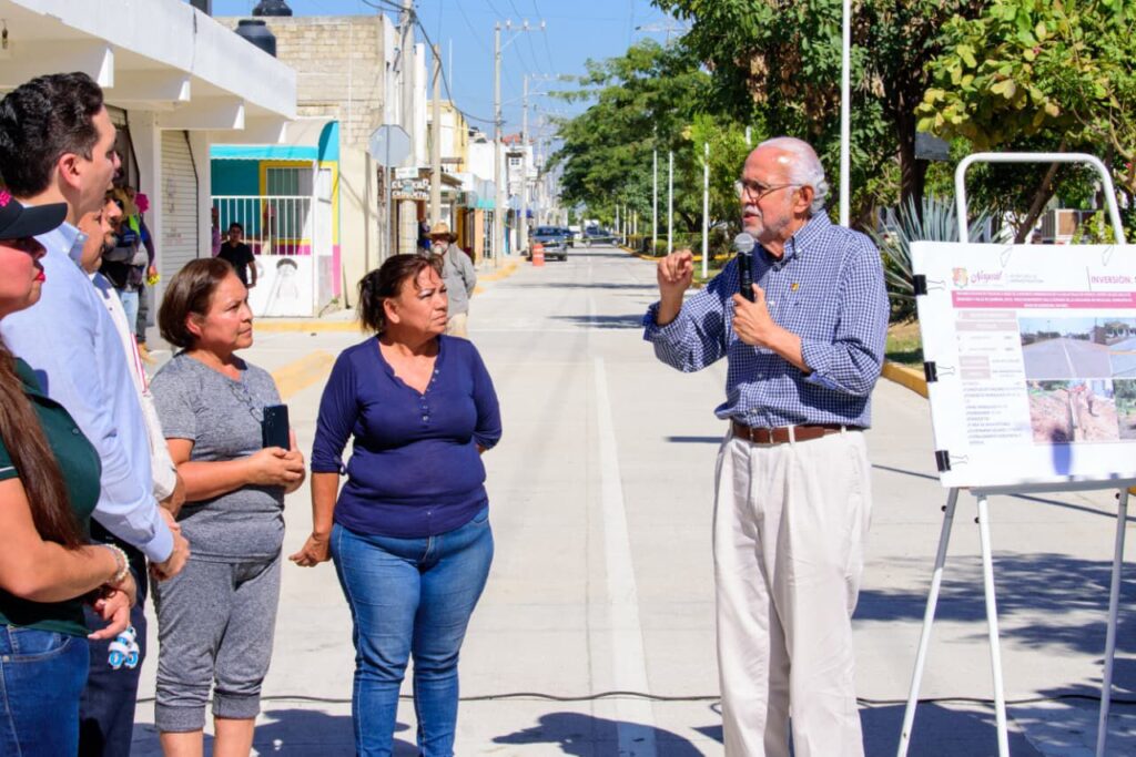 El gobernador del estado, Miguel Ángel Navarro Quintero, entregó la rehabilitación de la calle Valle de México, en la localidad de Mezcales