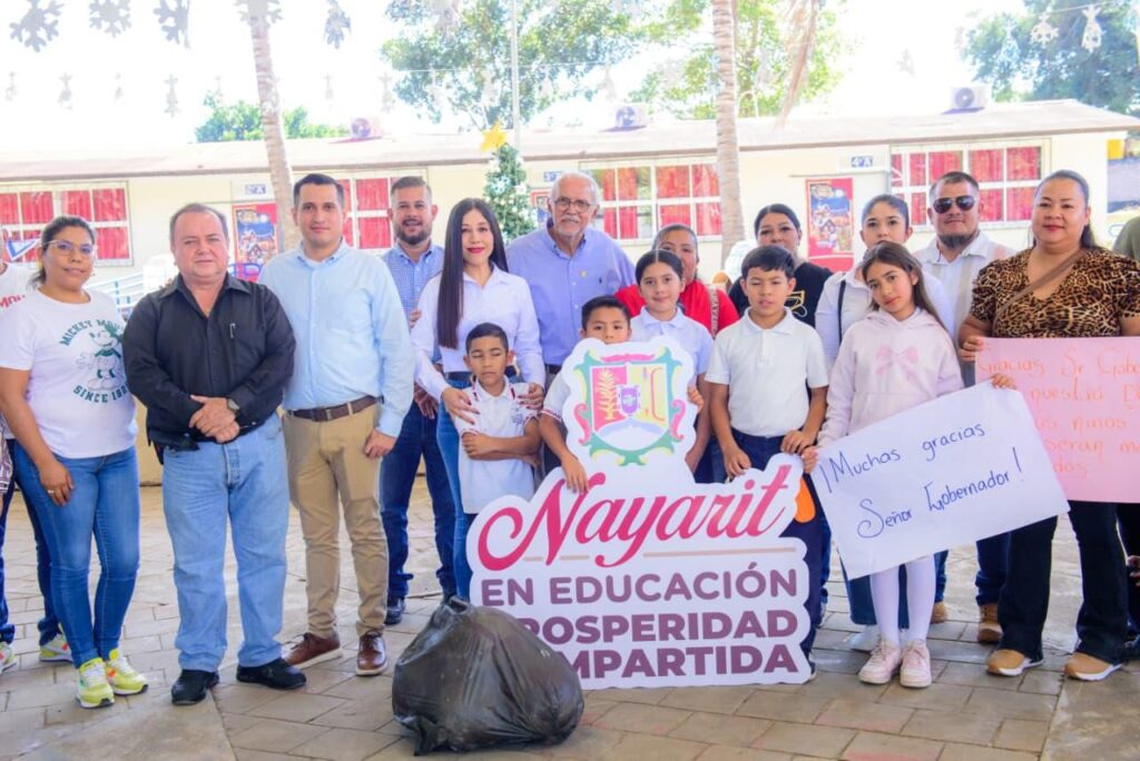 Gobernador Miguel Ángel Navarro Quintero dignifica espacios educativos en Xalisco y Tepic