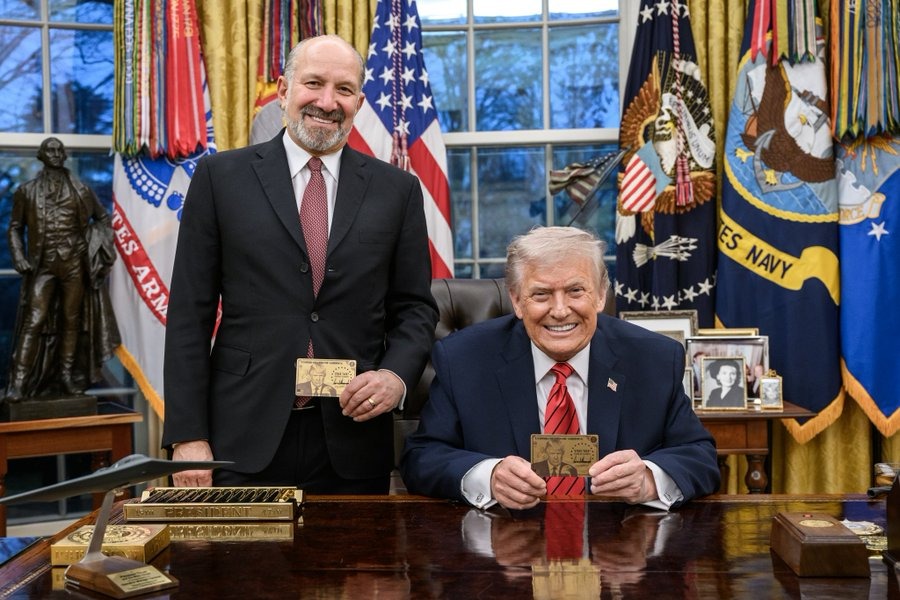 Trump lanza la «tarjeta dorada» de residencia con un valor de un millón de dólares