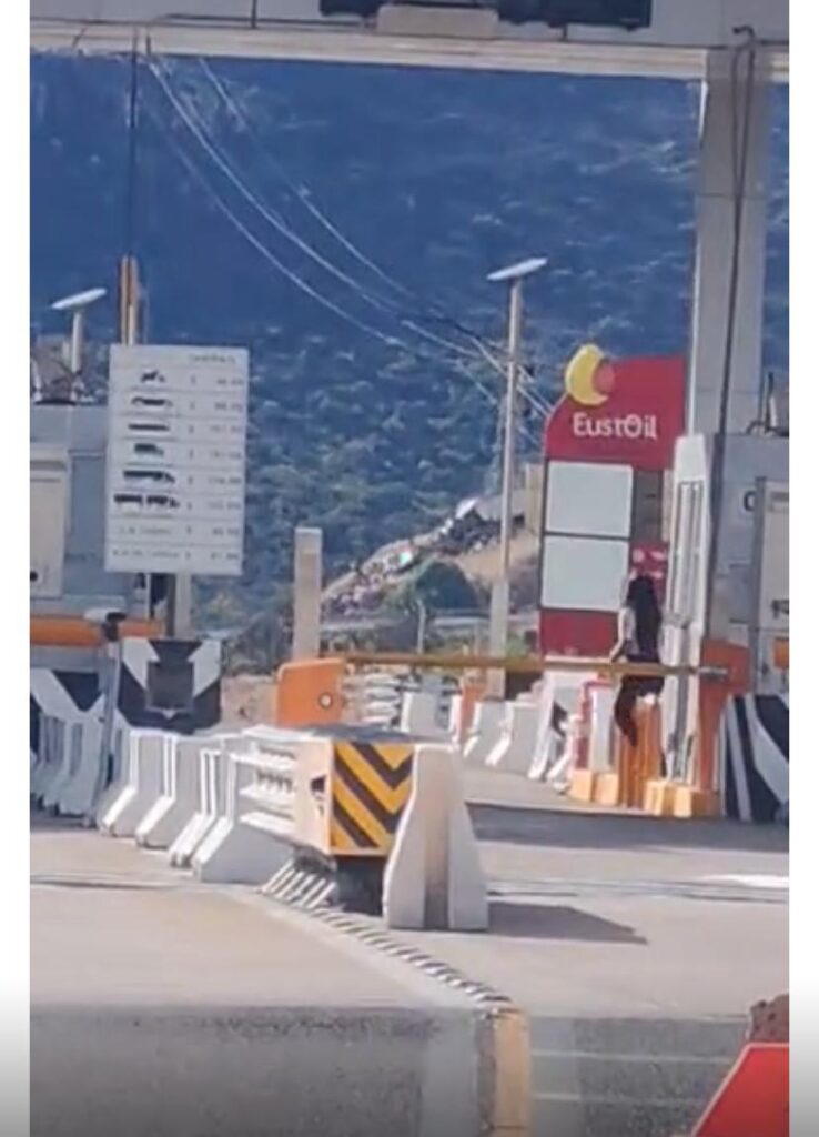 Tráiler se desbarranca en rampa de frenado de la Supercarretera a Mazatlán (video)