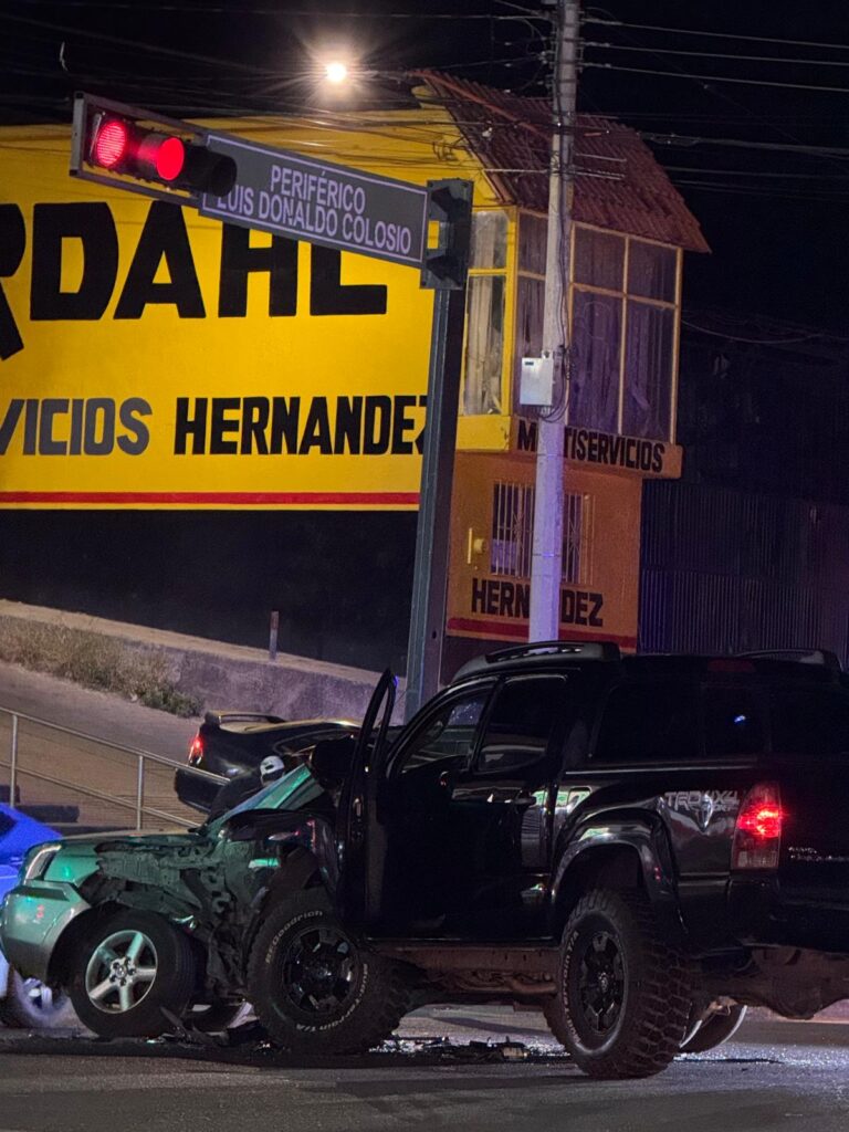 Impactante colisión vehicular en Hidalgo del Parral deja a un joven lesionado