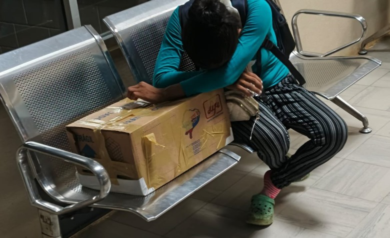 Entrega de bebé f4ll3c1da en una caja de cartón desata indignación