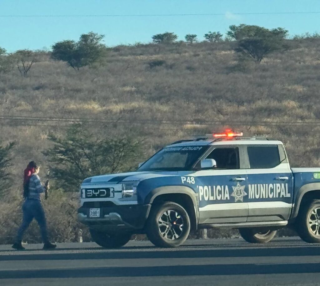 LasRapiditasConYuri Alerta en el sector del Rayo: denuncian a hombre sobre azoteas; policía vigila la zona