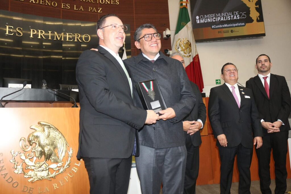 Presidente Municipal de Guachochi Recibe Condecoración por su Gestión Destacada
