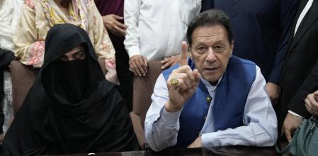 Ex Primer Ministro de Pakistán y su esposa condenados por corrupción
