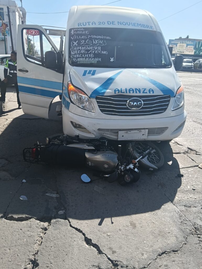 Pareja impactada en su moto por una combi; él pierde la vida y ella herida