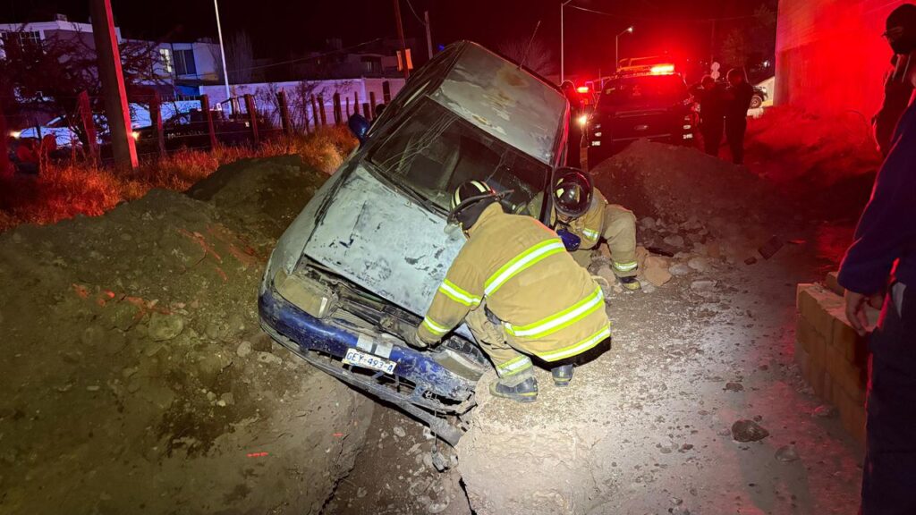 ¡Conductor cae en hoyanco! sin señalización de obra pública y en lugar de ayudarlo, al bote en Santiago