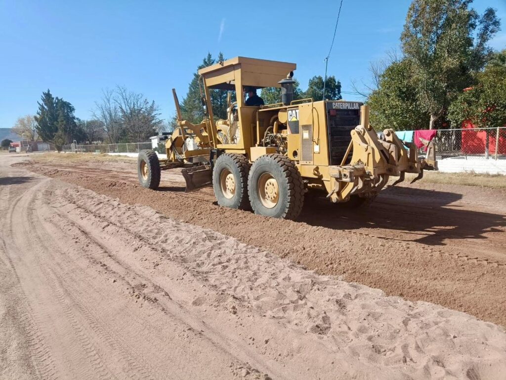 Intensifican rehabilitación de caminos y calles rurales en Santiago Papasquiaro