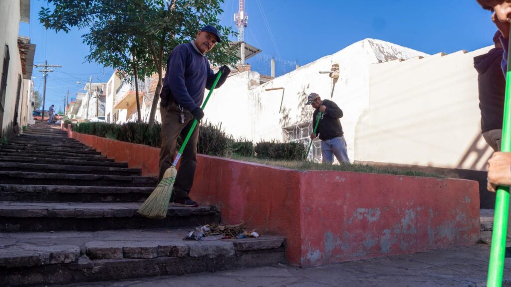 Atienden escalinata del Jardín Juárez tras petición ciudadana en Santiago