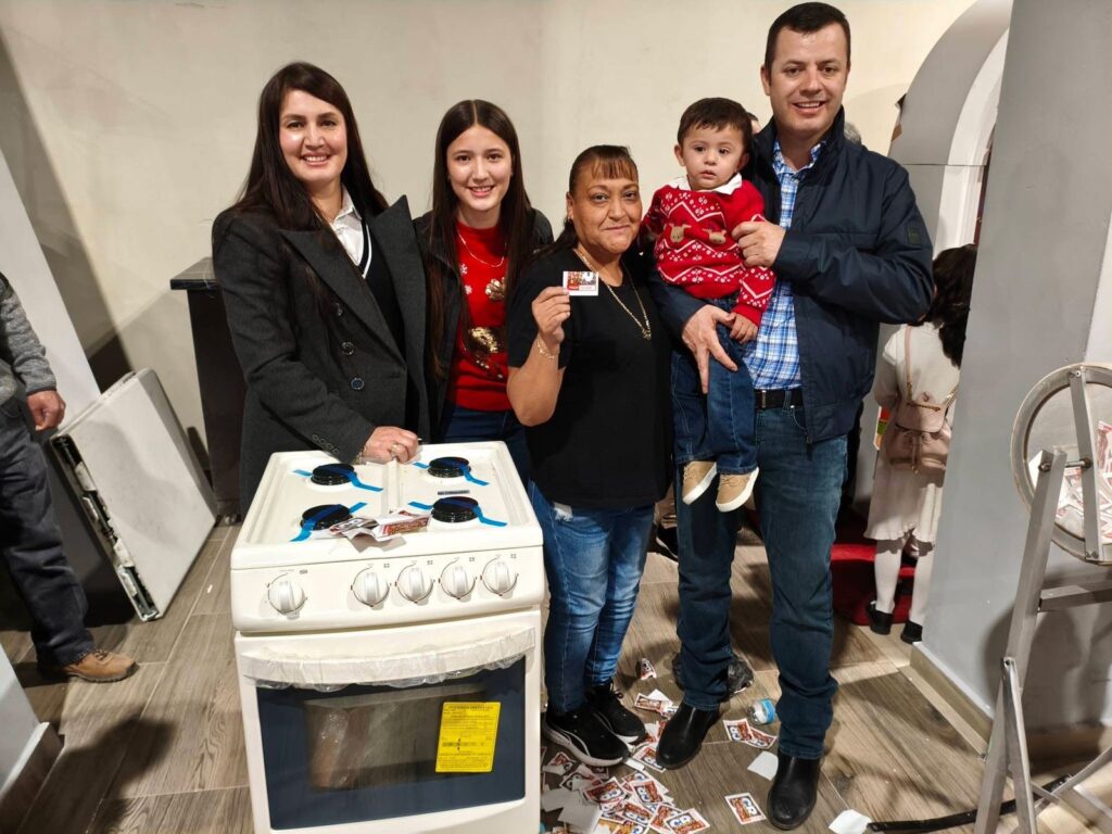 Emotiva posada navideña ofrece el diputado César Rivas y su familia en Santiago