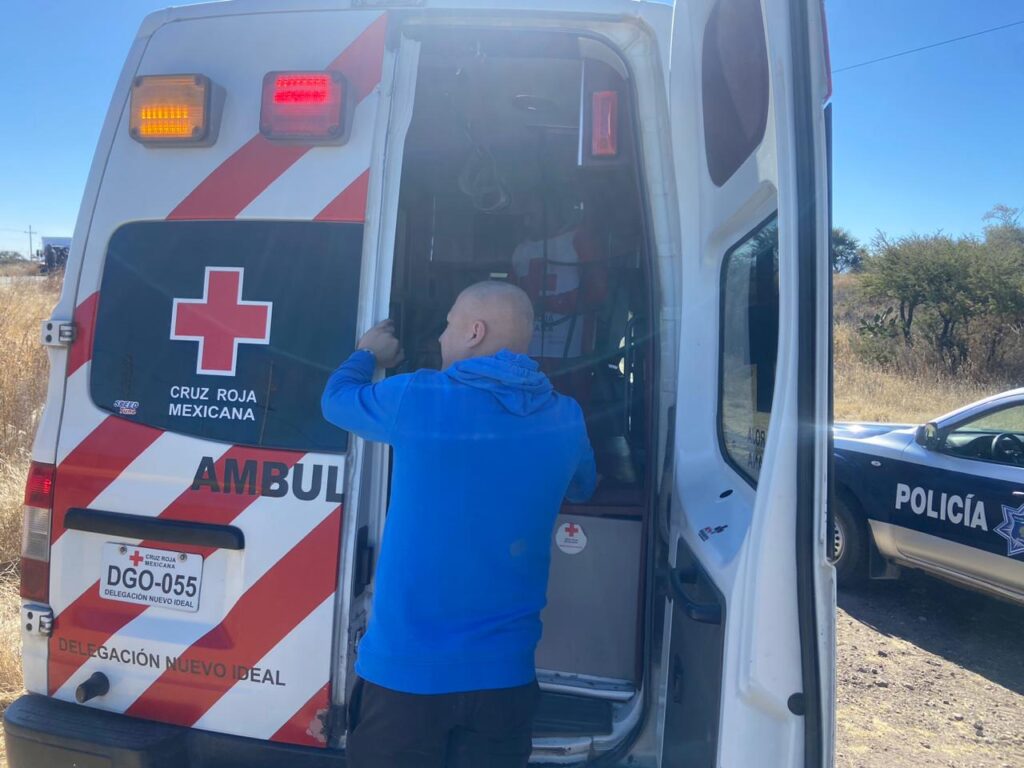 ¡Es de Santiago! sale de la carretera y vuelca camioneta en Nuevo Ideal; resulta lesionada