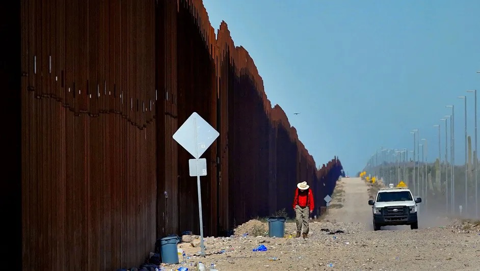 Detectan ‘polleros’ que promocionan supuestas agencias de viajes para cruzar migrantes a EU