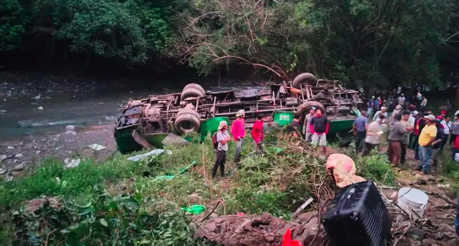 Autobús cae a barranco en Veracruz; hay muertos y heridos