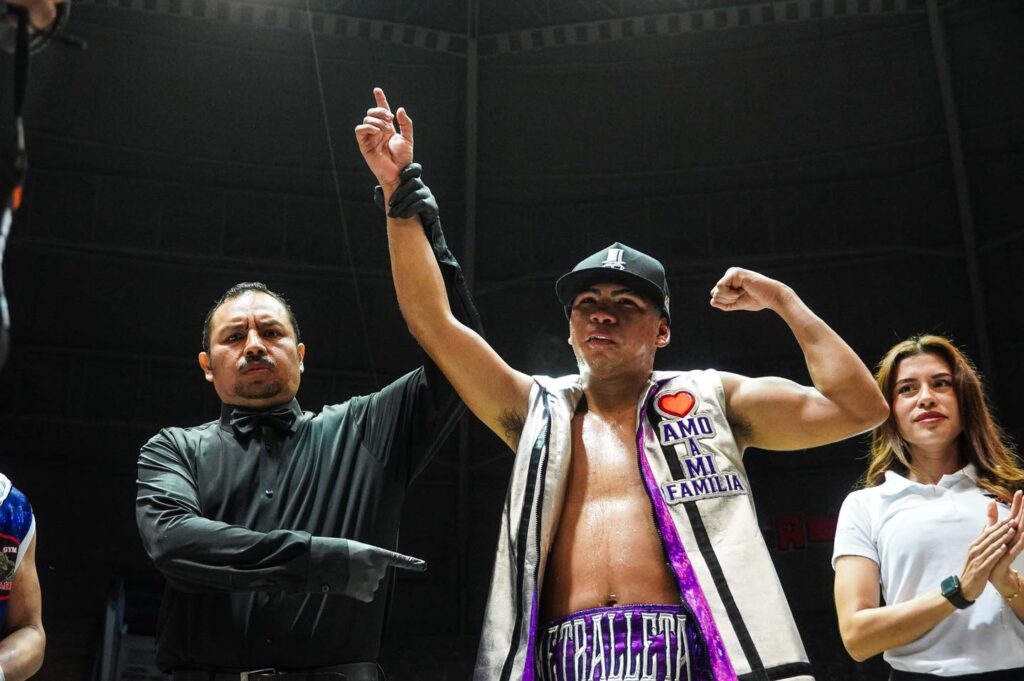 Brandon ‘Metralleta’ Martínez: Victoria en la ‘Noche de Boxeo’ consolida su ascenso