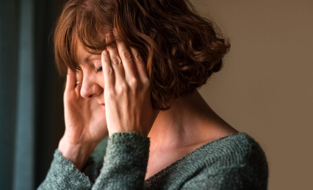 Proponen licencia laboral para mujeres con síntomas incapacitantes de menopausia