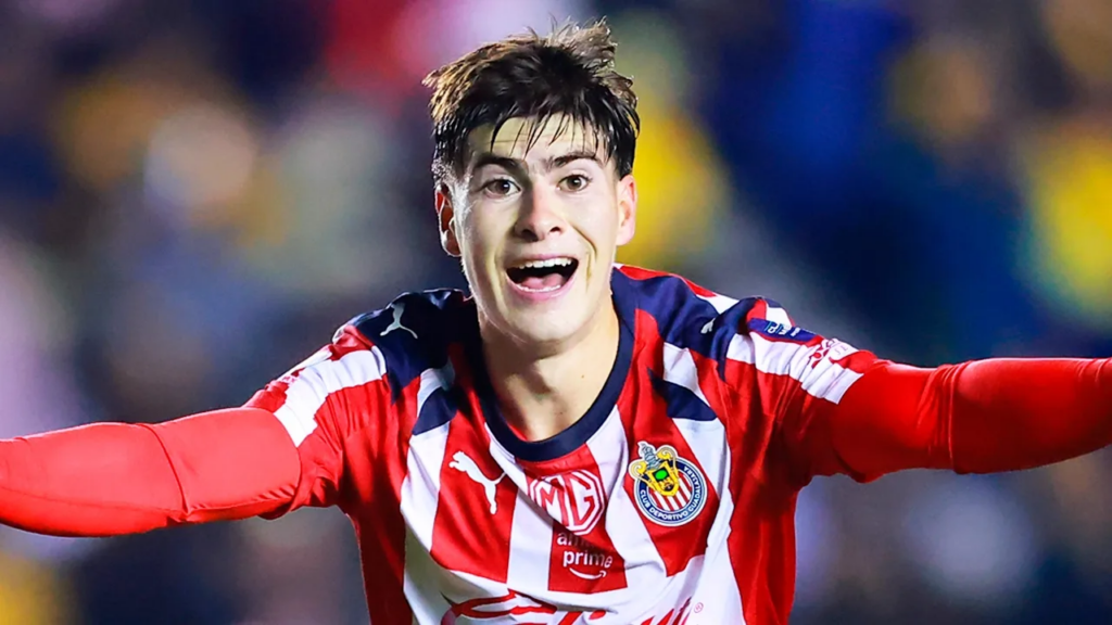 Chivas asegura a su goleador ‘Hormiga’ González renueva hasta 2029