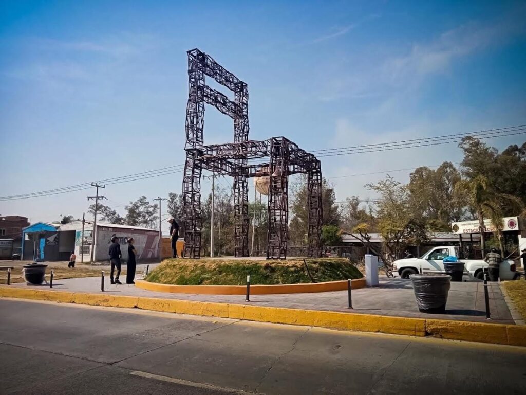 Presentan escultura monumental de sillas recicladas en Ocotlán