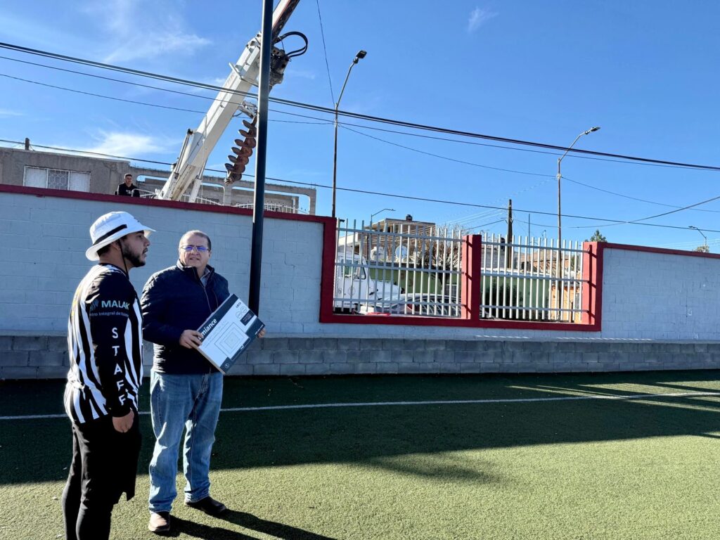 Alcalde Salvador Calderón refuerza la deportiva de la Emiliano Zapata con nueva iluminación