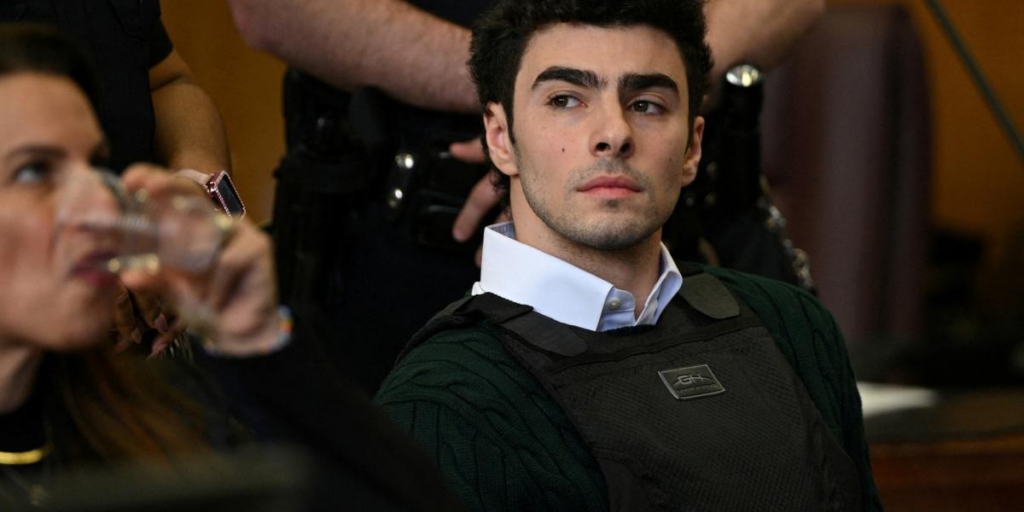 Jueza desestima cargos federales de asesinato contra Luigi Mangione