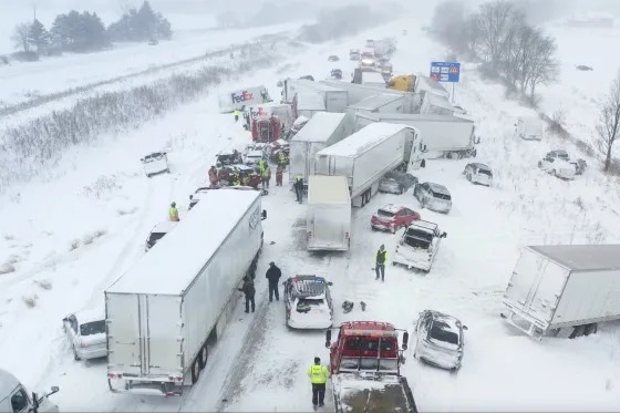 VIDEO: Tormenta invernal provoca carambola de más de 100 vehículos en Michigan