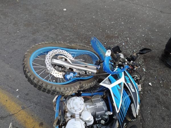 Mujer motociclista sufre lesiones al ser impactada por un vehículo