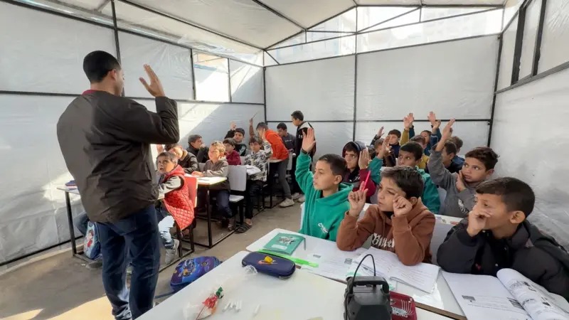Niños de Gaza vuelven a clases en medio de disparos y explosiones
