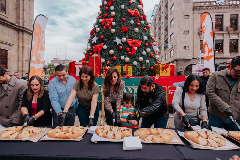 Guadalajara  parte la Rosca de Reyes con miles de familias
