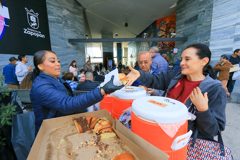 Estimula Jalisco a las y los contribuyentes en Día de Reyes con rosca, café y atención cercana